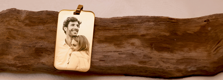 Pendentif en or gravé avec photo d'un couple, symbole de personnalisation et de raffinement.