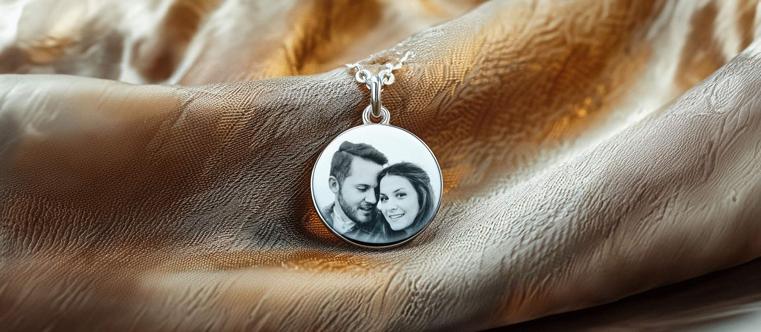 Pendentif argent 925/1000e gravé avec photo d'un couple sur tissu doux, alliant élégance et souvenirs inoubliables.