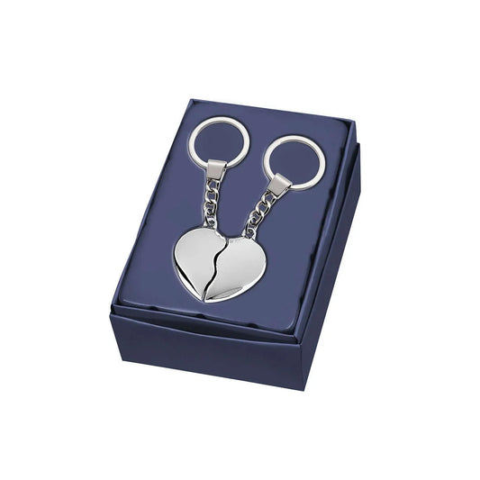 Porte-clé cœur brisé gravé, en métal chromé, dans une boîte élégante, symbole d'amour durable.