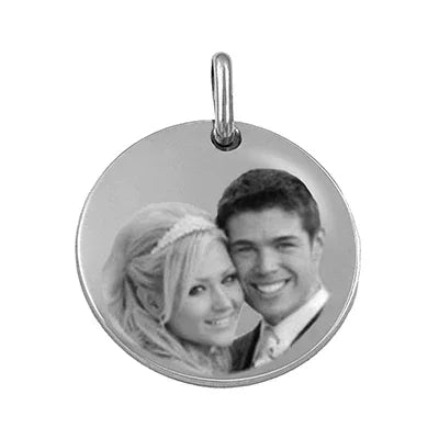Médaillon rond en argent GravurePhoto avec photo gravée d'un couple souriant