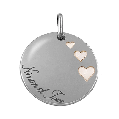 Médaillon rond en argent gravé avec trois cœurs blancs et personnalisation photo ou texte.
