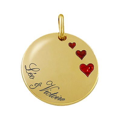 Médaillon rond plaqué or avec 3 cœurs rouges gravés et personnalisation photo et texte, diamètre 2,7 cm.