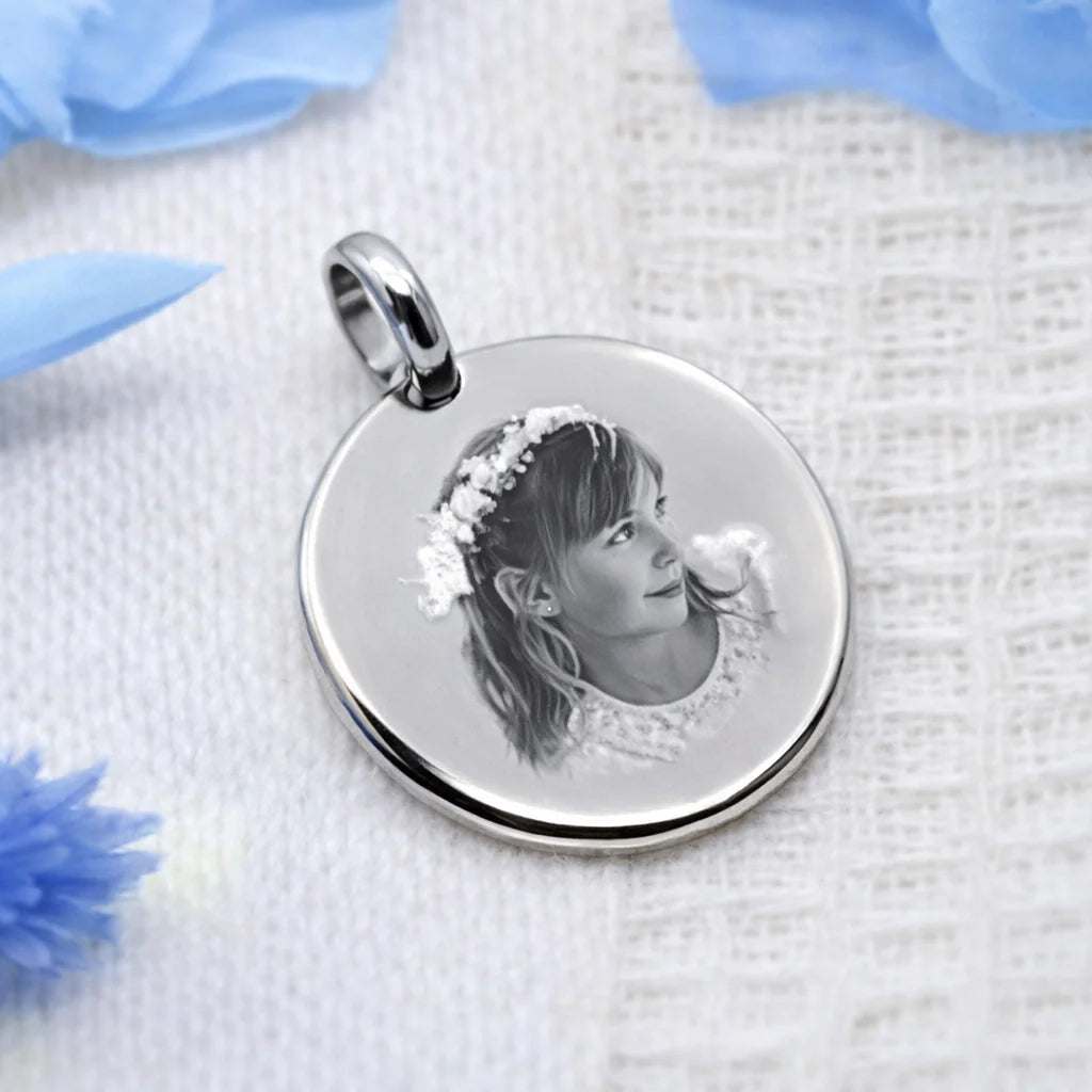 Round domed silver pendant engraved with a face, diameter 2 cm, personalized gift idea