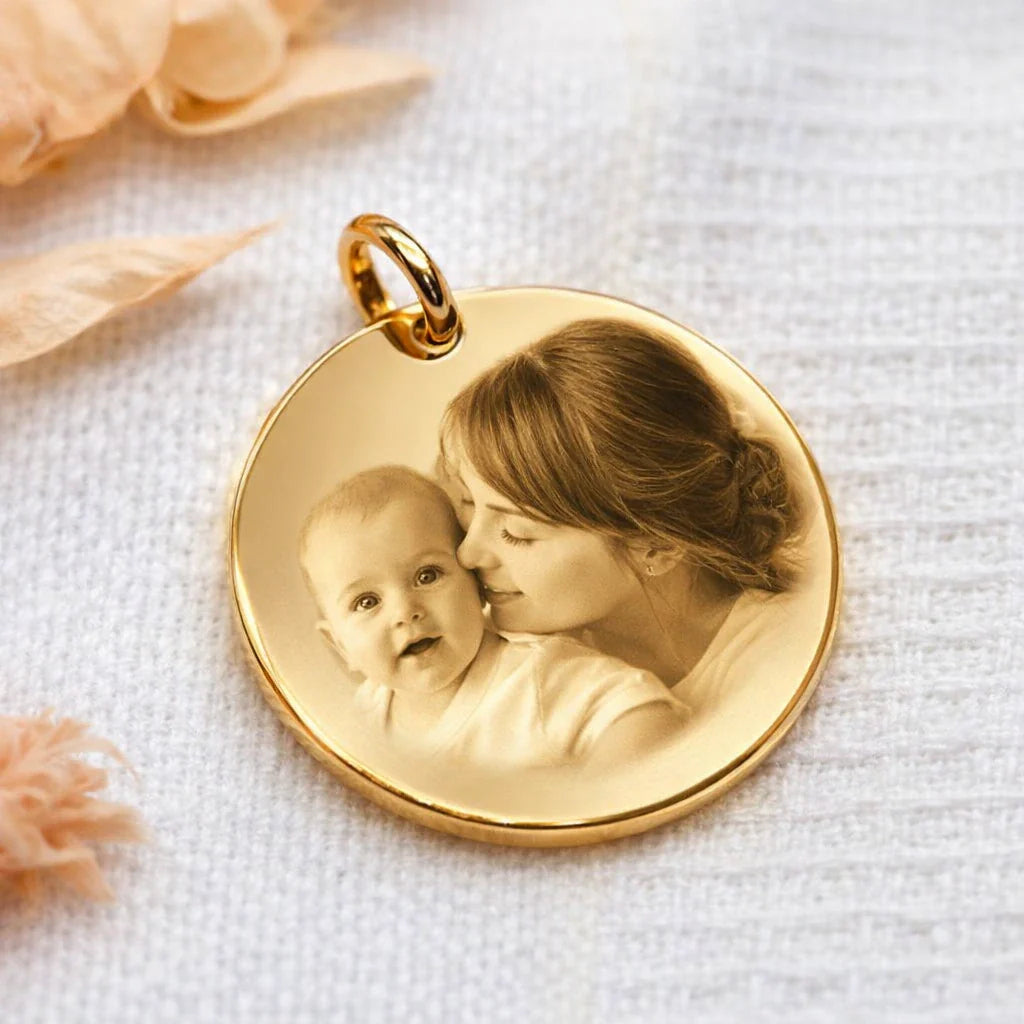 Customizable gold-plated round locket engraved with a photo, medium size, elegant and unique gift