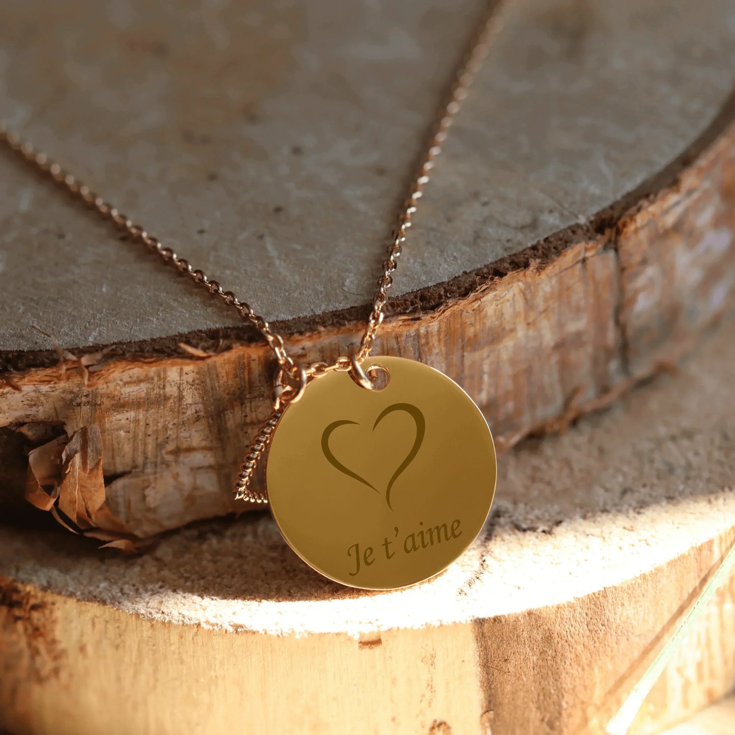 Pendentif gravé en plaqué or avec inscription 'Je t'aime' et motif de cœur, sur chaîne 45cm.