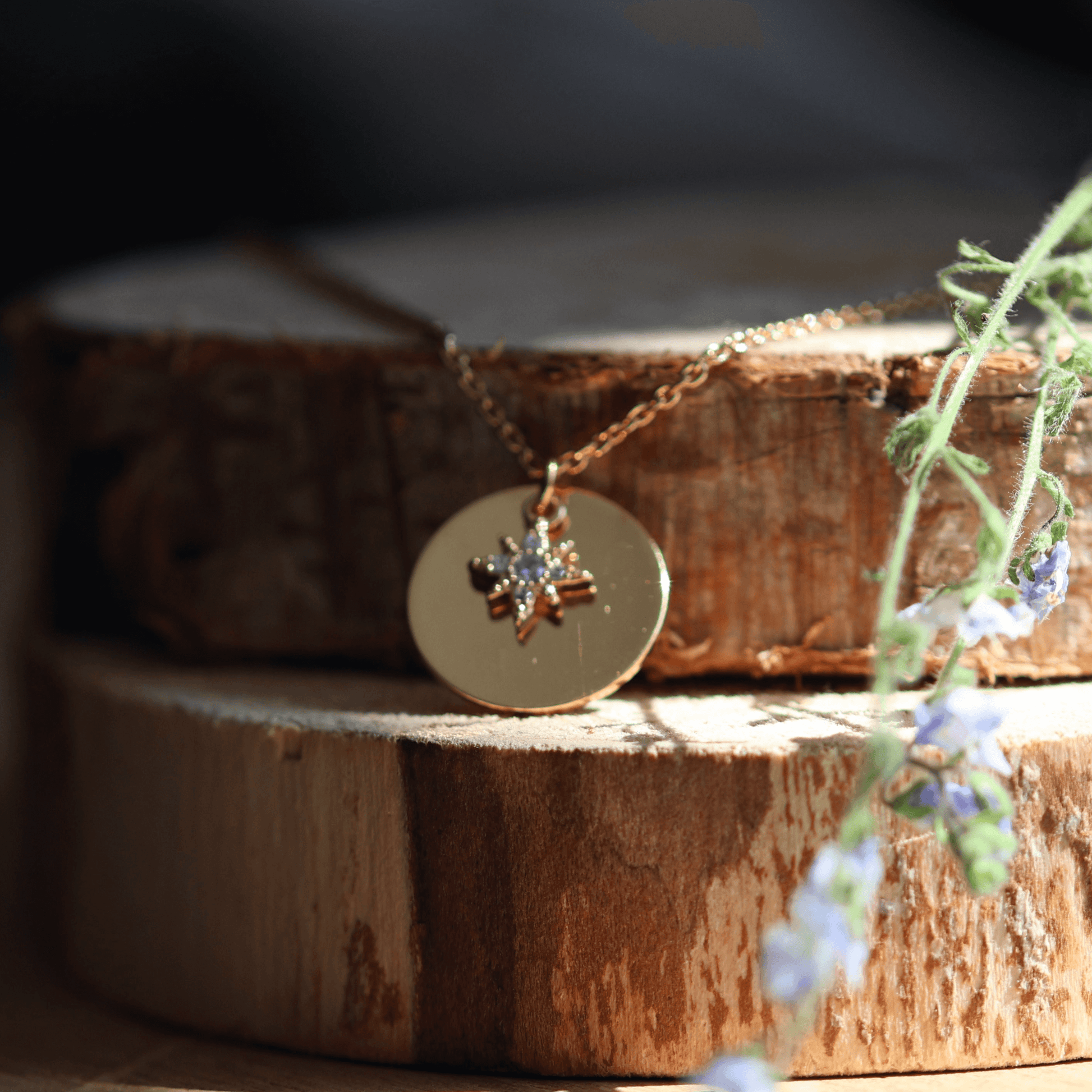 Collier plaqué or avec pendentif étoile en cristal, personnalisé et gravé avec une photo, sur un support en bois