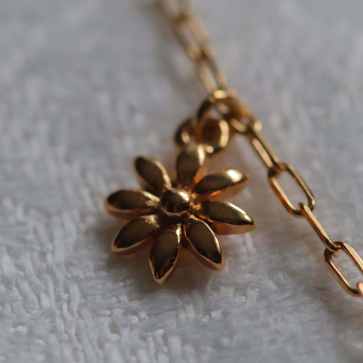 Charms fleur sur collier plaqué or