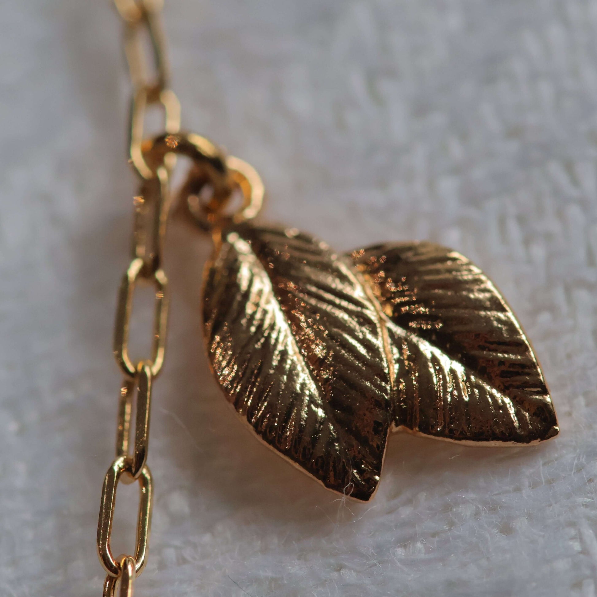 Charms feuille sur un pendentif plaqué or