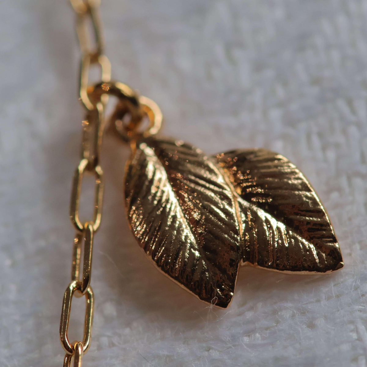 Charms feuille sur un pendentif plaqué or