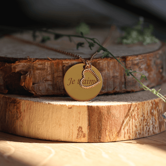 Collier plaqué or avec pendentif gravé 'Je t'aime' sur une planche de bois, idéal pour un cadeau personnalisé.