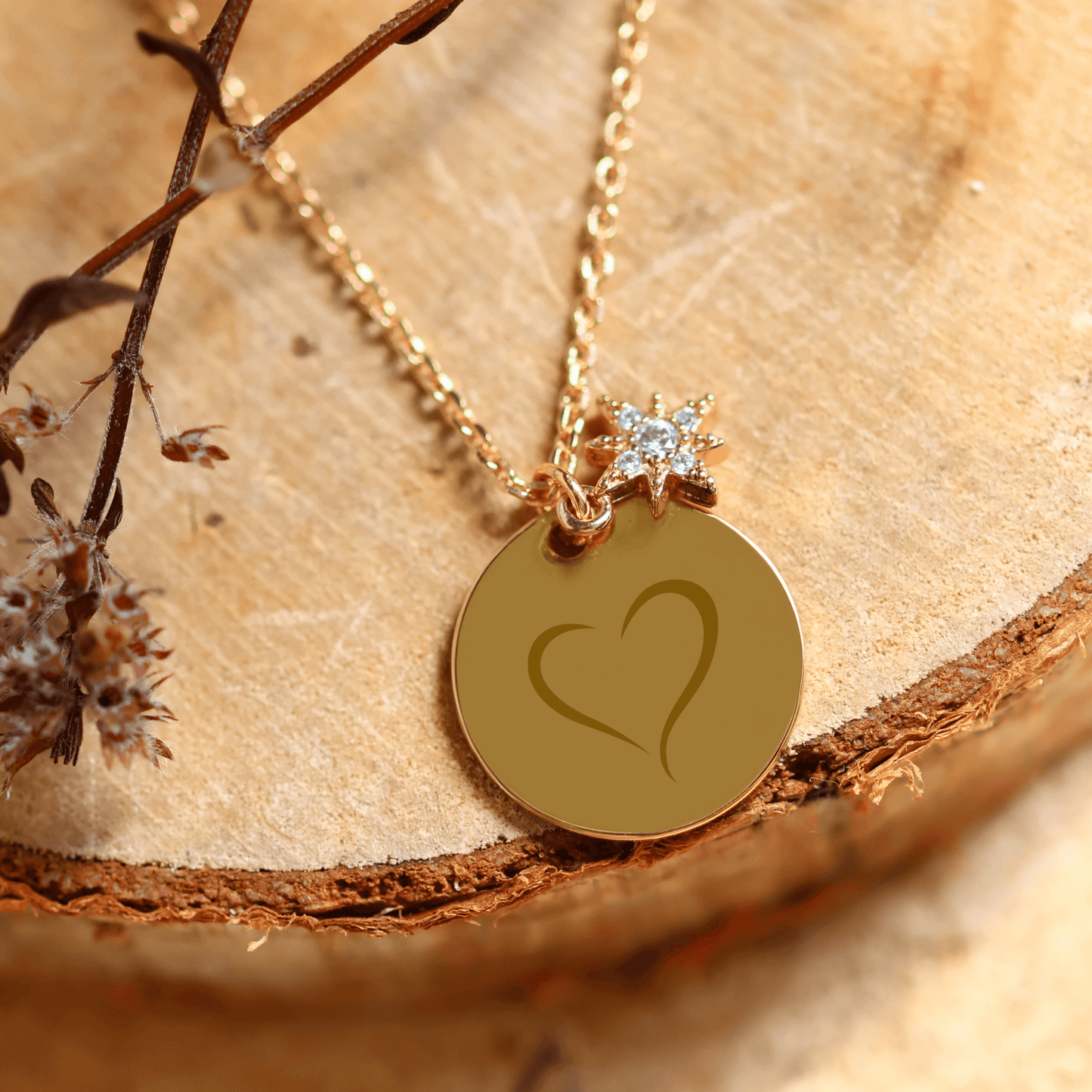 Collier plaqué or avec pendentif gravé d'un cœur et étoile en cristal, élégant et personnalisable.