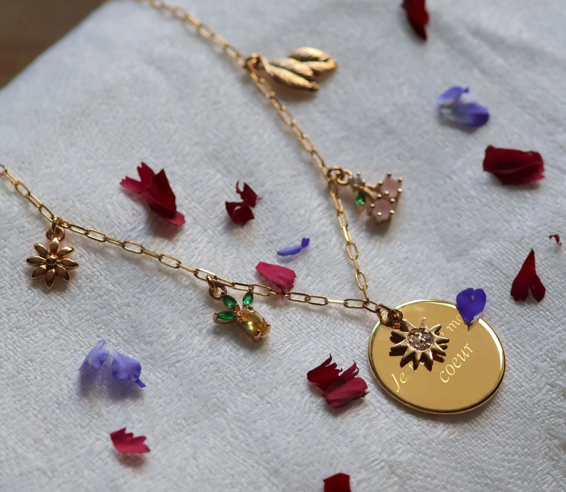 Collier plaqué or "L'aube" avec médaillon personnalisable et charms soleil, chaîne 40 cm élégante.