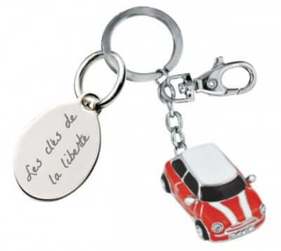 Porte-clés design avec médaillon gravé et mini voiture Austin rouge, personnalisé avec texte.