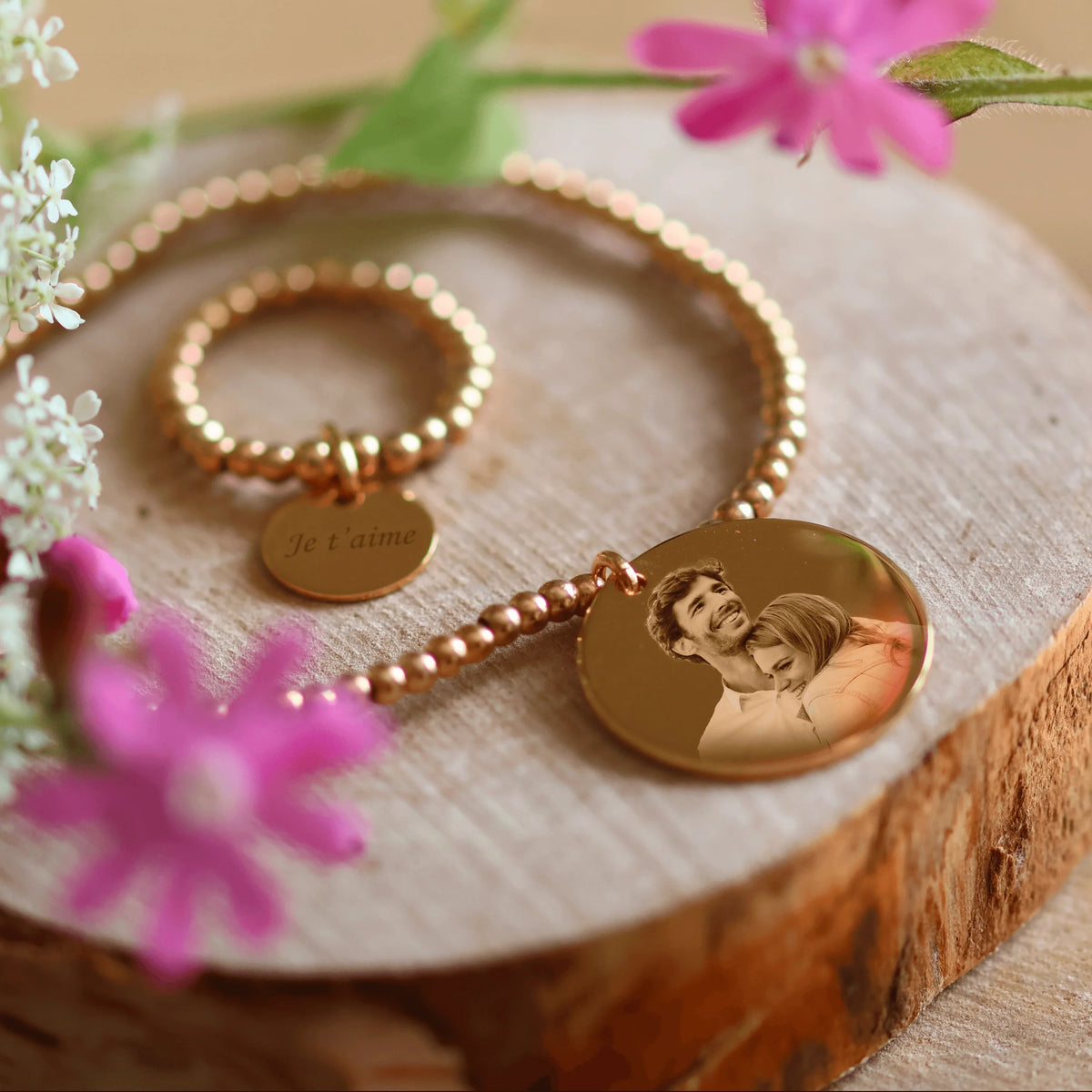Pulsera y anillo bañados en oro personalizables con foto y mensaje, perfecto para un estilo elegante.
