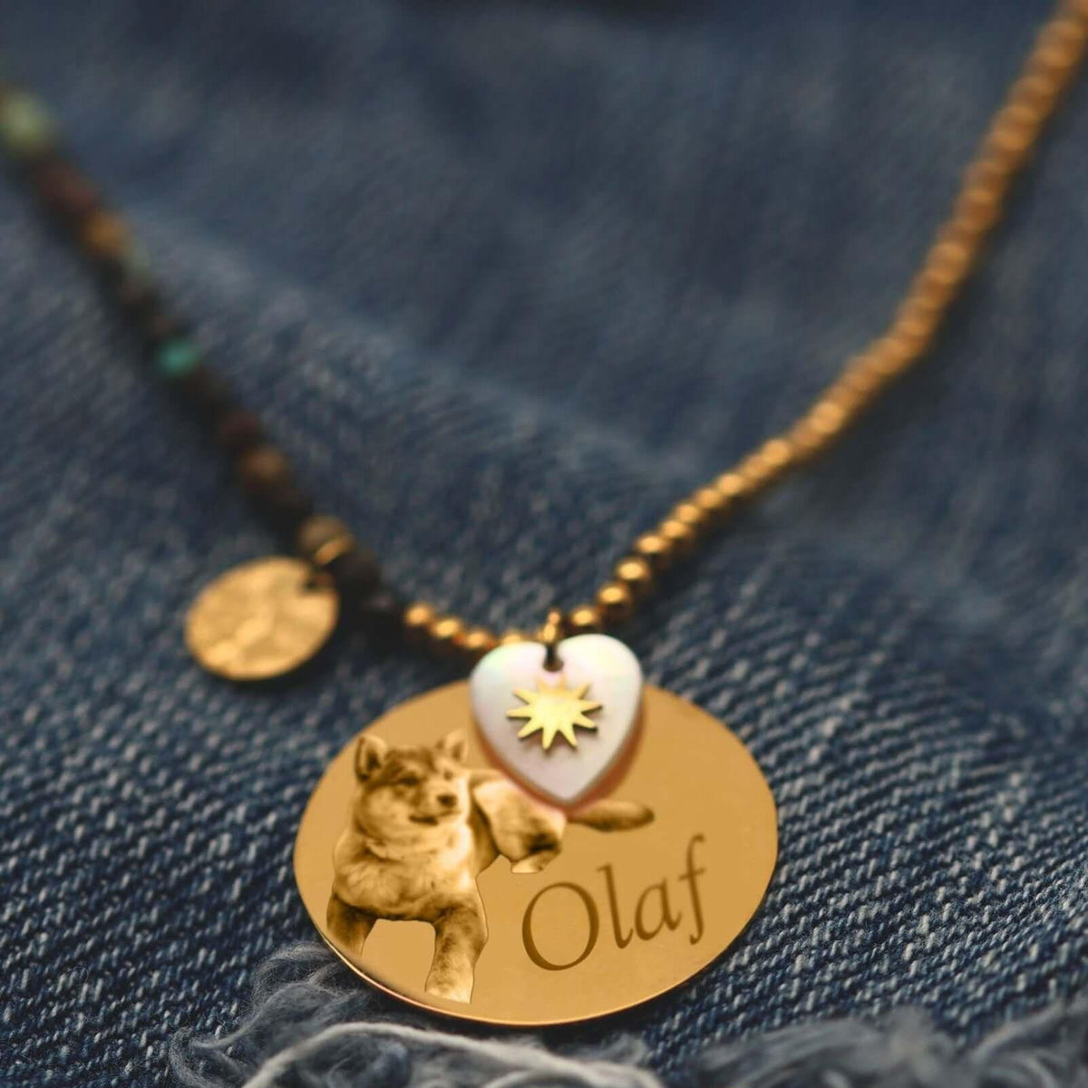 Contrasting pearl necklace engraved on jewel