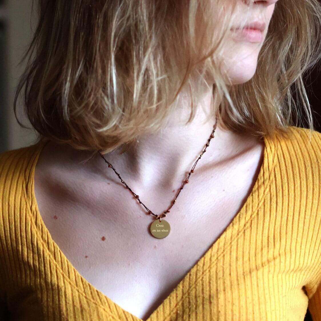 Collier gravé avec une photo au cou d'une femme