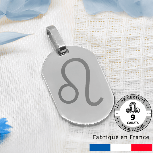 Médaillon tonneau en or gris 9 carats avec symbole du signe astrologique Lion, fabriqué en France.