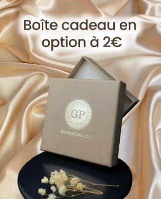 Boîte cadeau GravurePhoto en option pour pendentif cœur personnalisé en or, sur tissu satiné.
