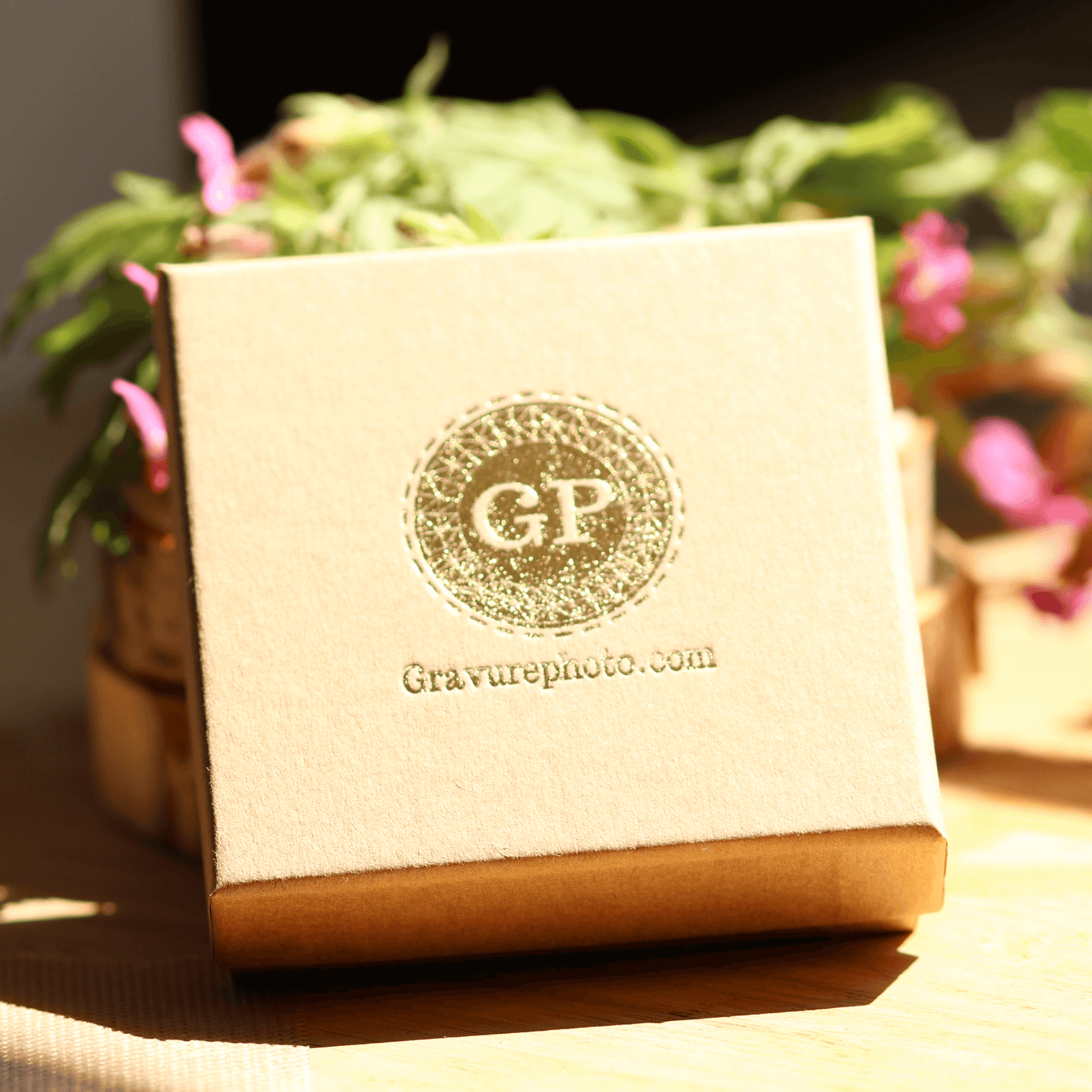 Boîte cadeau beige avec logo doré GP pour bijou jonc en bracelet avec pendentif rond argenté gravé.