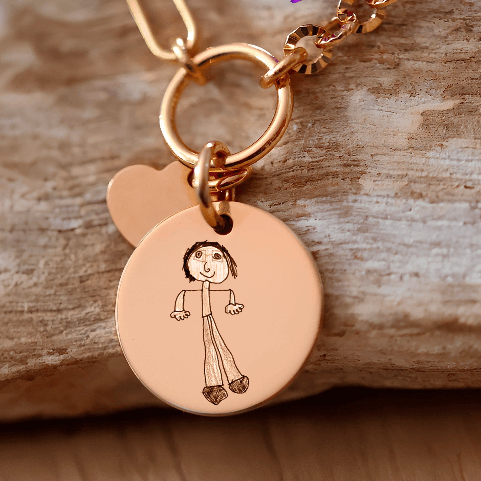 Bracelet rond plaqué or avec gravure dessin d'enfant, accessoire de souvenirs uniques et mode élégante.