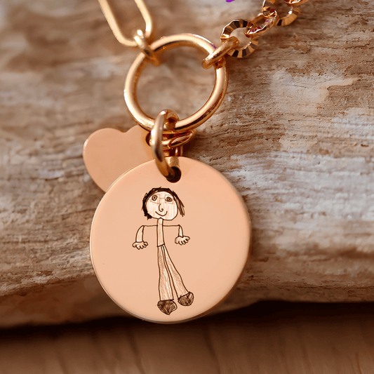 Bracelet rond plaqué or avec gravure dessin d'enfant, accessoire de souvenirs uniques et mode élégante.