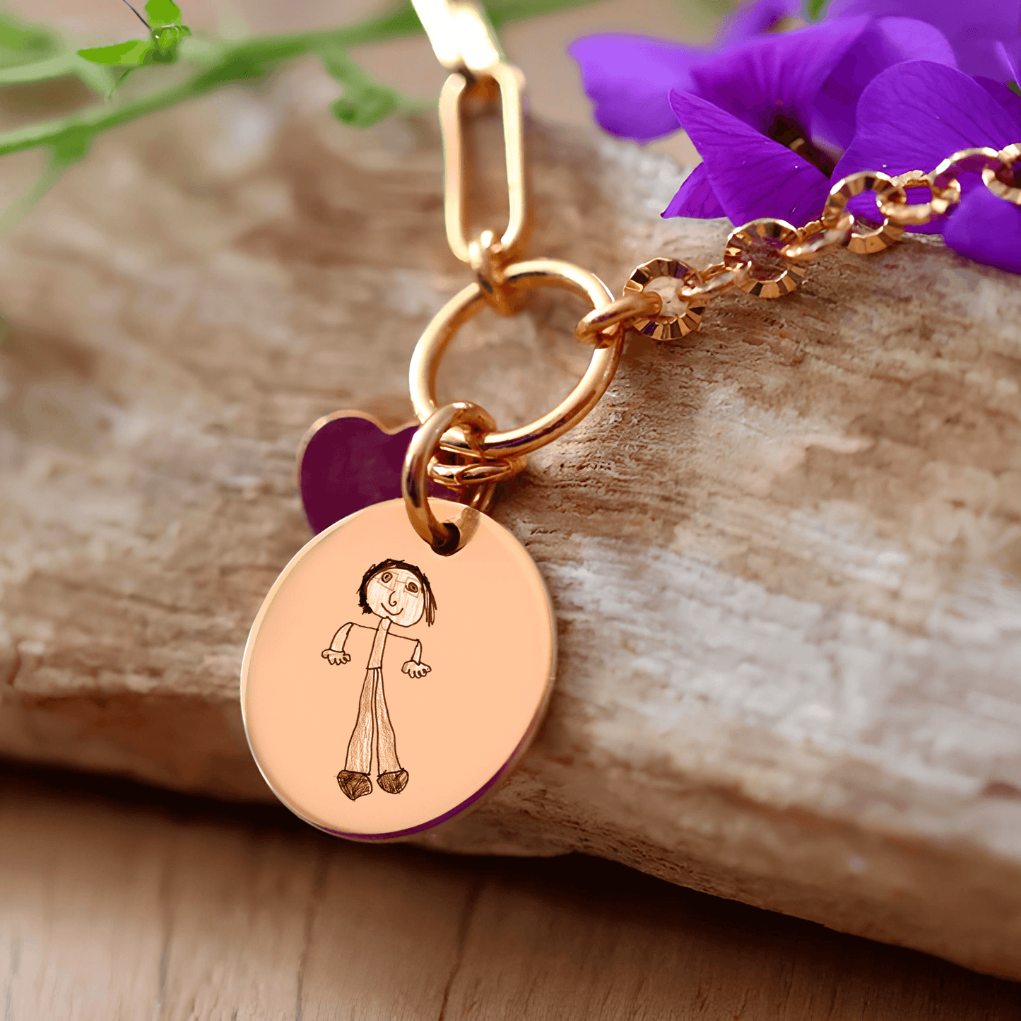 Bracelet rond plaqué or avec cœur gravé d'un dessin d'enfant, un symbole de souvenirs précieux.