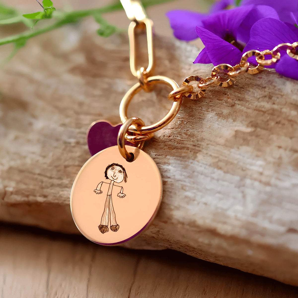 Bracelet rond plaqué or avec cœur gravé d'un dessin d'enfant, un symbole de souvenirs précieux.
