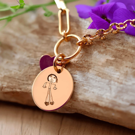 Bracelet rond plaqué or avec cœur gravé d'un dessin d'enfant, un symbole de souvenirs précieux.