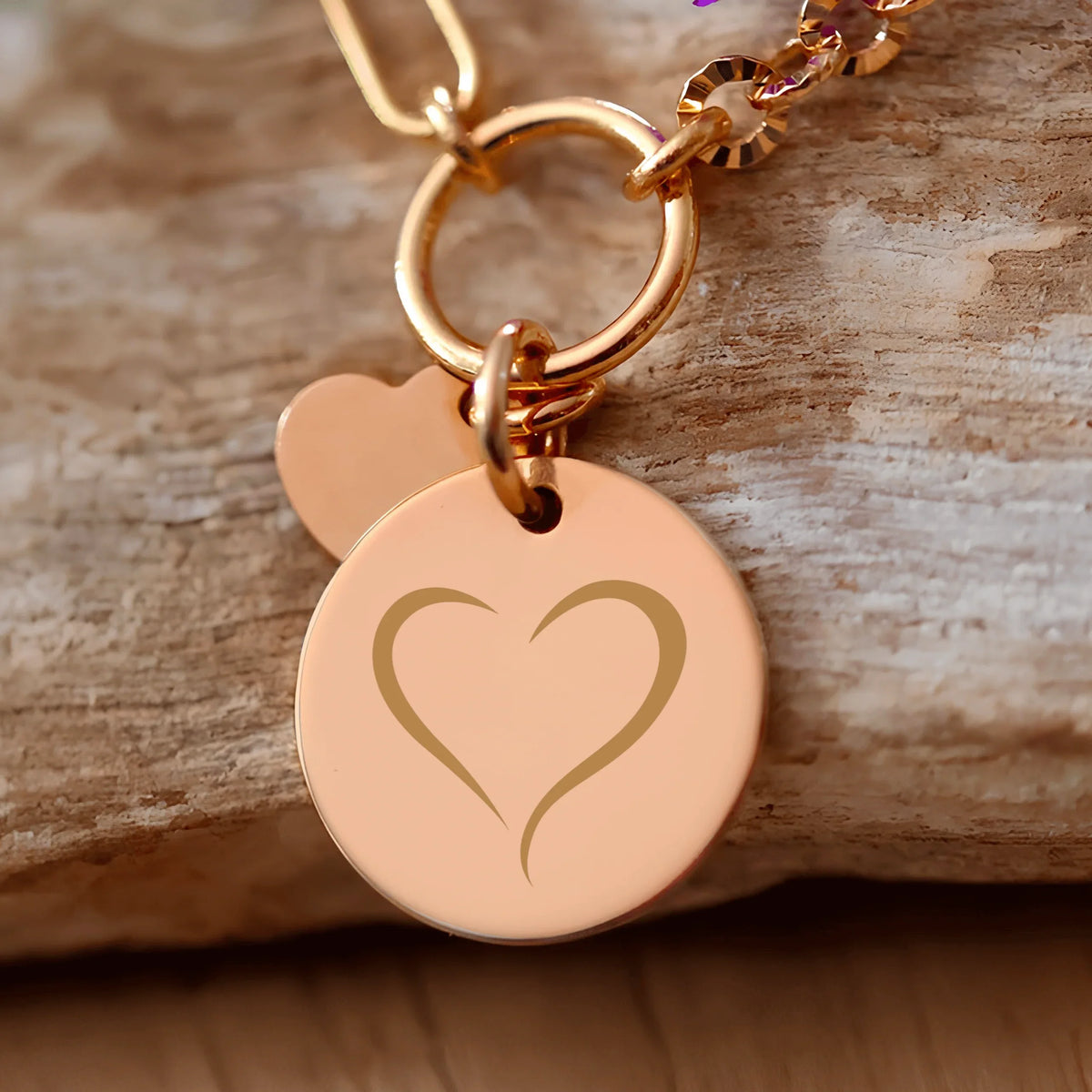 Rundes vergoldetes Armband mit eingraviertem Herzen, Symbol der Liebe und wertvoller Erinnerungen.