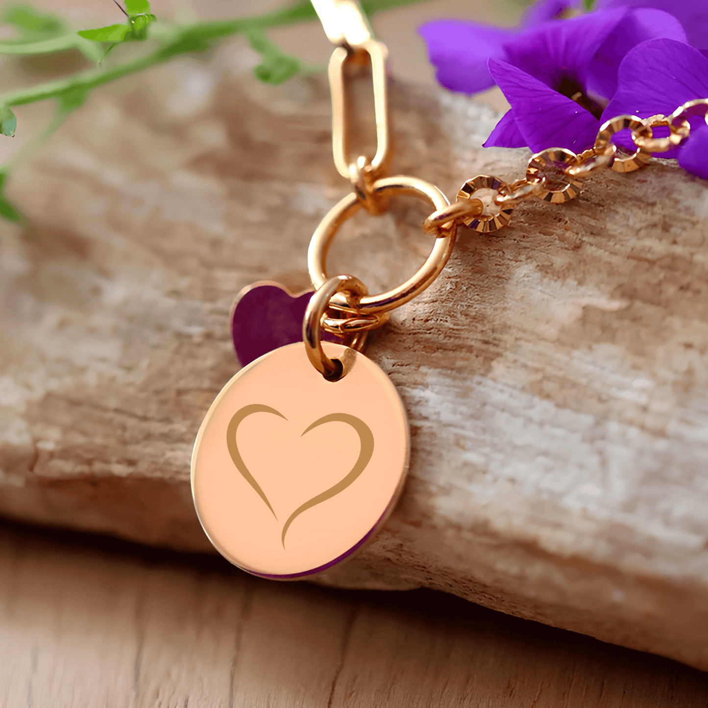 Bracelet rond plaqué or avec cœur gravé et motif floral, élégant et personnel, symbole de souvenirs uniques.