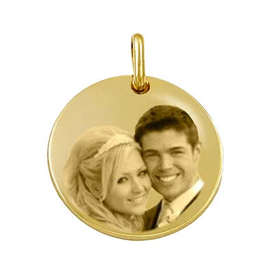 Médaillon rond plaqué or GravurePhoto avec photo gravée d'un couple souriant