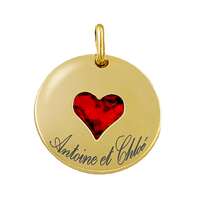 Médaillon rond avec un cœur rouge au centre gravé avec un texte