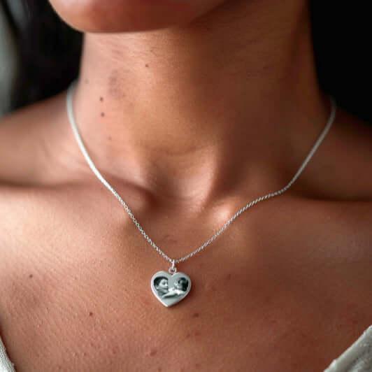 Pendentif cœur personnalisé en argent GravurePhoto, collier bijou avec photo gravée au cou d'une femme