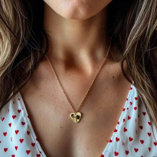 Pendentif cœur plaqué or GravurePhoto porté sur une chaîne fine