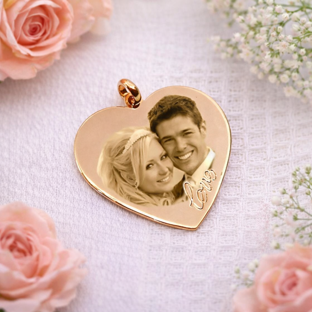 Medallón de corazón de amor chapado en oro grabado personalizado con foto, regalo de joyería único y precioso.
