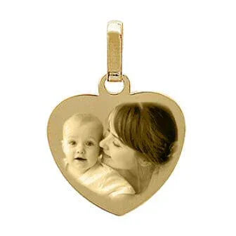 Personalisierter Gold-Herzanhänger. Fotogravur mit eingraviertem Foto einer Mutter und ihres Babys