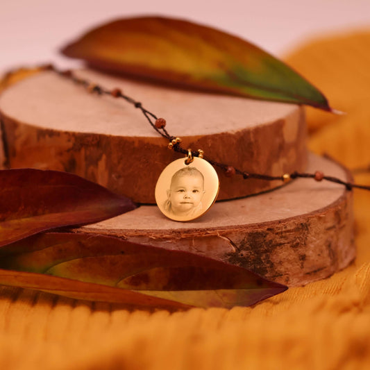 Collier bohême avec médaille ronde en acier Inoxydable gravé avec une photo.