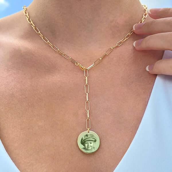 Colgante corazón personalizado en oro GrabadoFoto en cadena larga, elegante joya grabada.