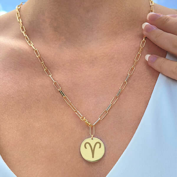 Collier long à maille avec rond gravé plaqué or, un bijou élégant et personnalisé