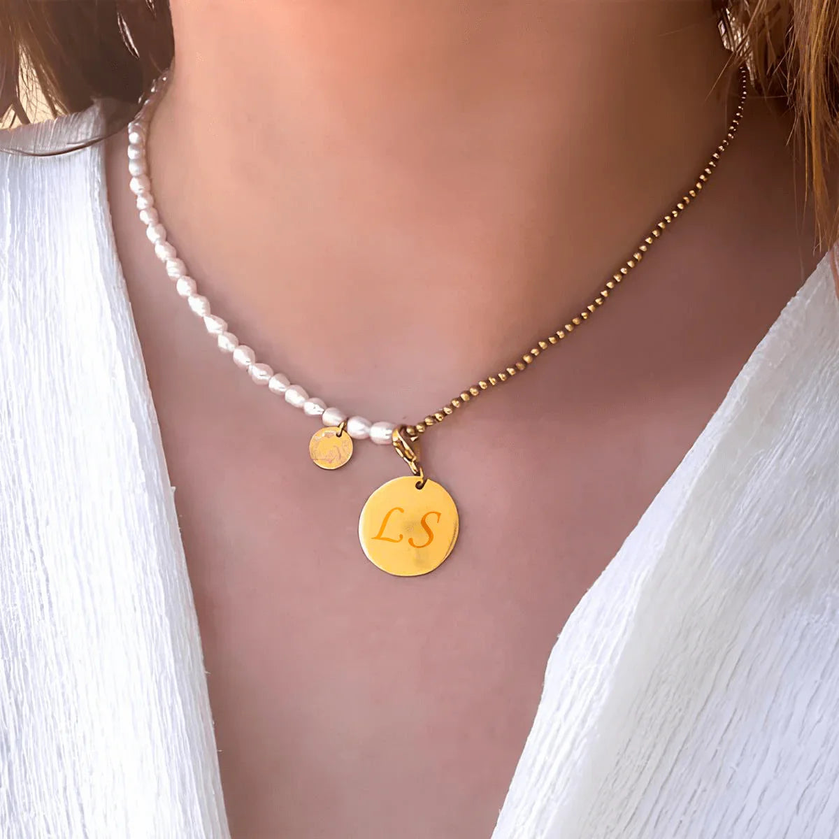 Colgante de corazón de oro personalizado GrabadoFoto en collar de perlas y cadena dorada desgastada