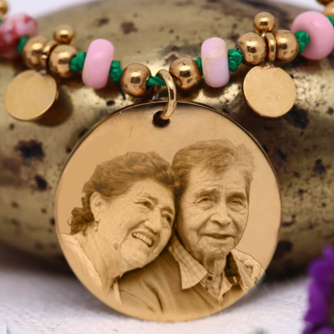 Collier perlé Rosita avec médaillon personnalisé en acier inoxydable gravé d'un portrait souriant d'un couple âgé