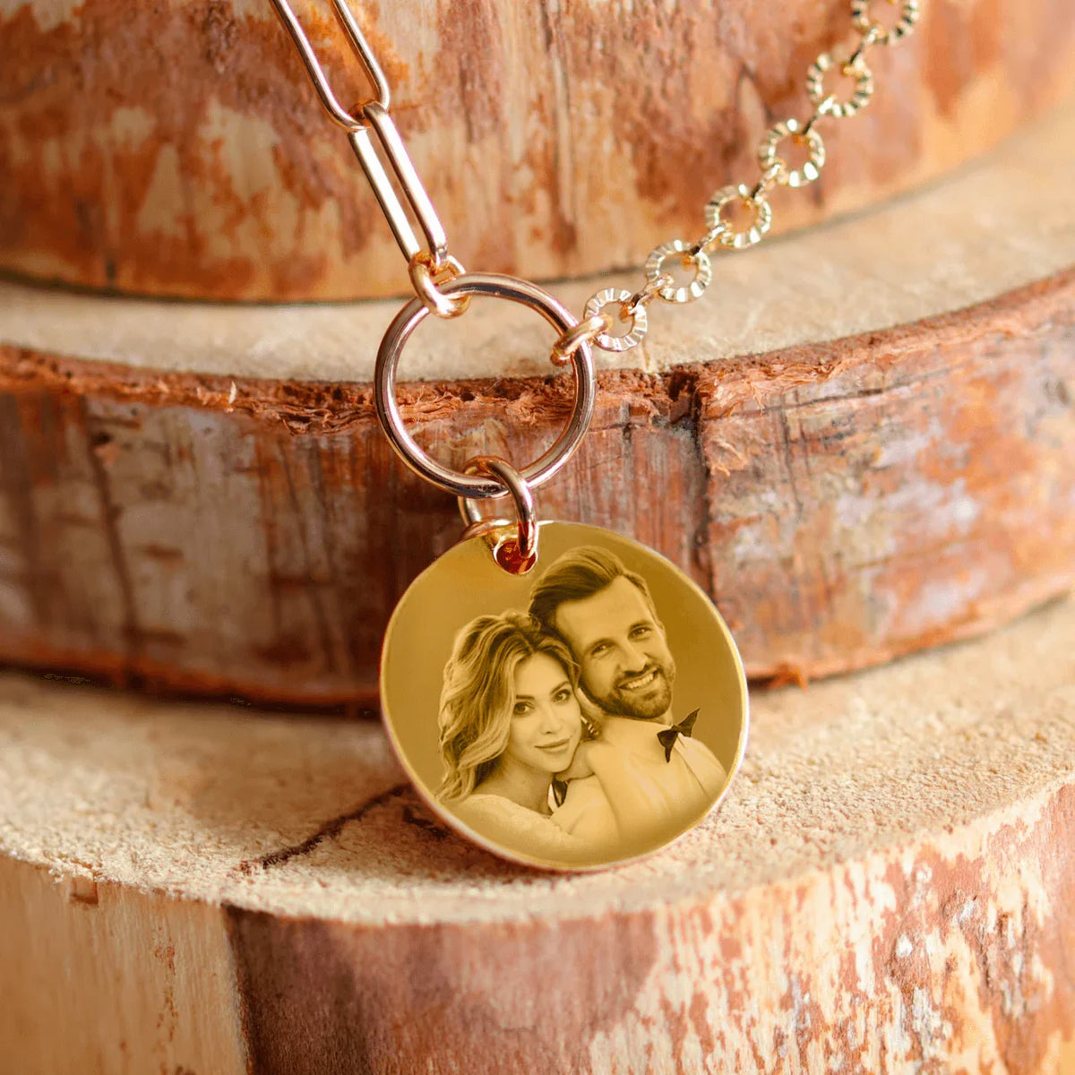 Collar redondo bañado en oro con foto grabada de una pareja, complemento elegante y personalizado.