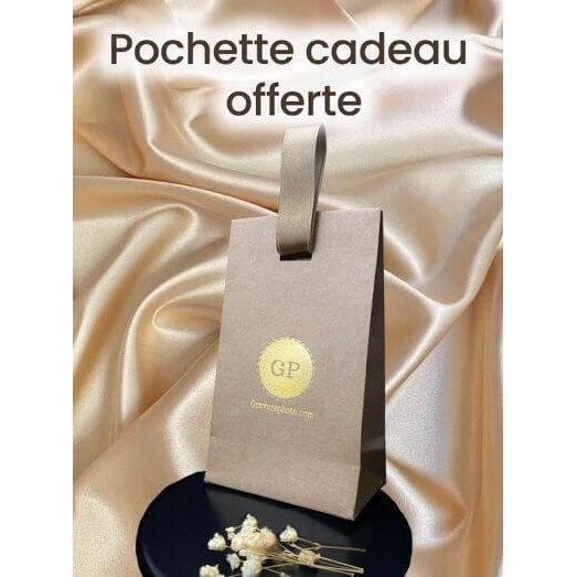 Kostenlose Geschenktüte, präsentiert auf goldenem Stoff, für personalisierten Herzanhänger GravurePhoto