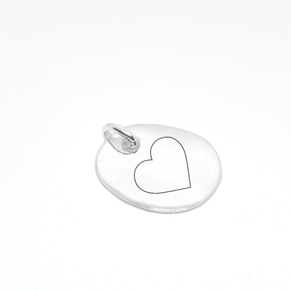 Pendentif médaillon en argent 925/1000ème avec motif de cœur gravé.