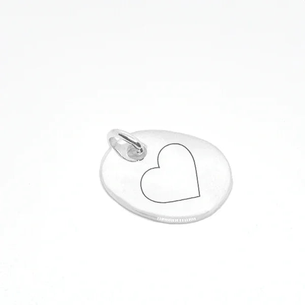 Colgante medallón de plata 925/1000 con motivo de corazón grabado.