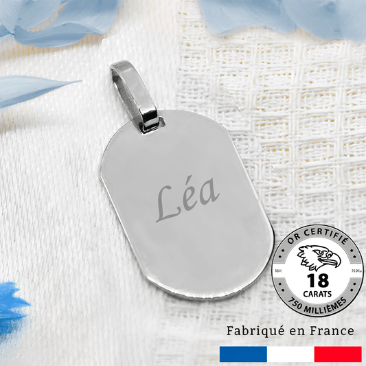 Grand médaillon gravé en or gris 18 carats, personnalisé avec le prénom Léa, élégant et fabriqué en France.