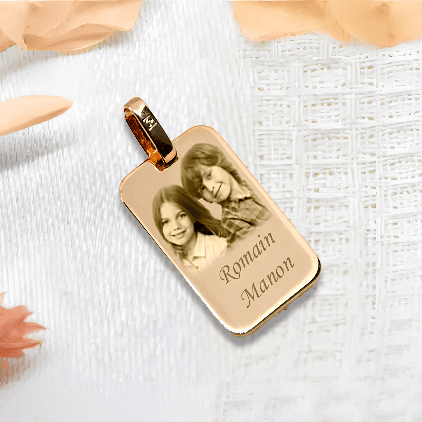 Grand médaillon rectangulaire plaqué or avec gravure personnalisée de deux enfants.