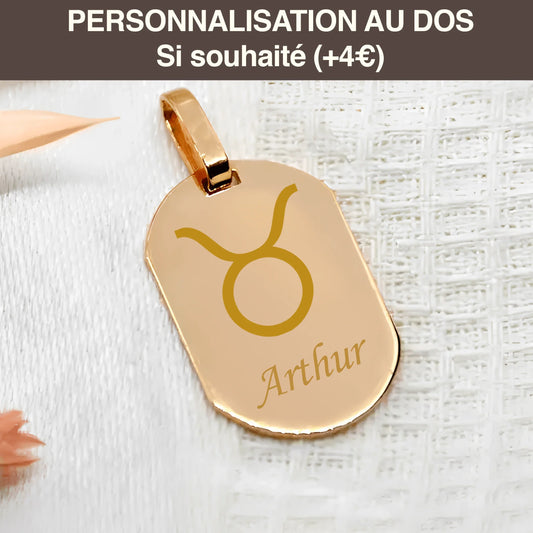 Médaille dorée gravée avec le prénom Arthur et motif de taureau, option de personnalisation au dos.