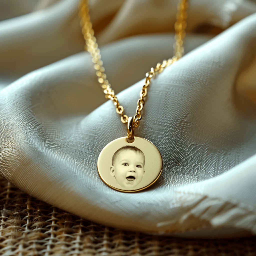Grand médaillon rond plaqué or gravé avec une photo d'un bébé, parfait pour personnaliser vos souvenirs.