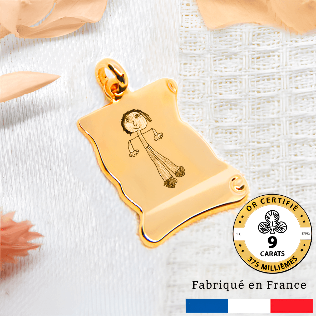 Grand médaillon en or 9 carats avec gravure de dessin d'enfant, fabriqué en France.
